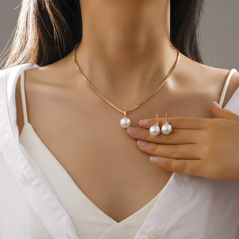 Kit 3 Peças com Colar de Pérola, Brincos e Pingente Clássico, Joia Elegante para Casamento e Presente Especial