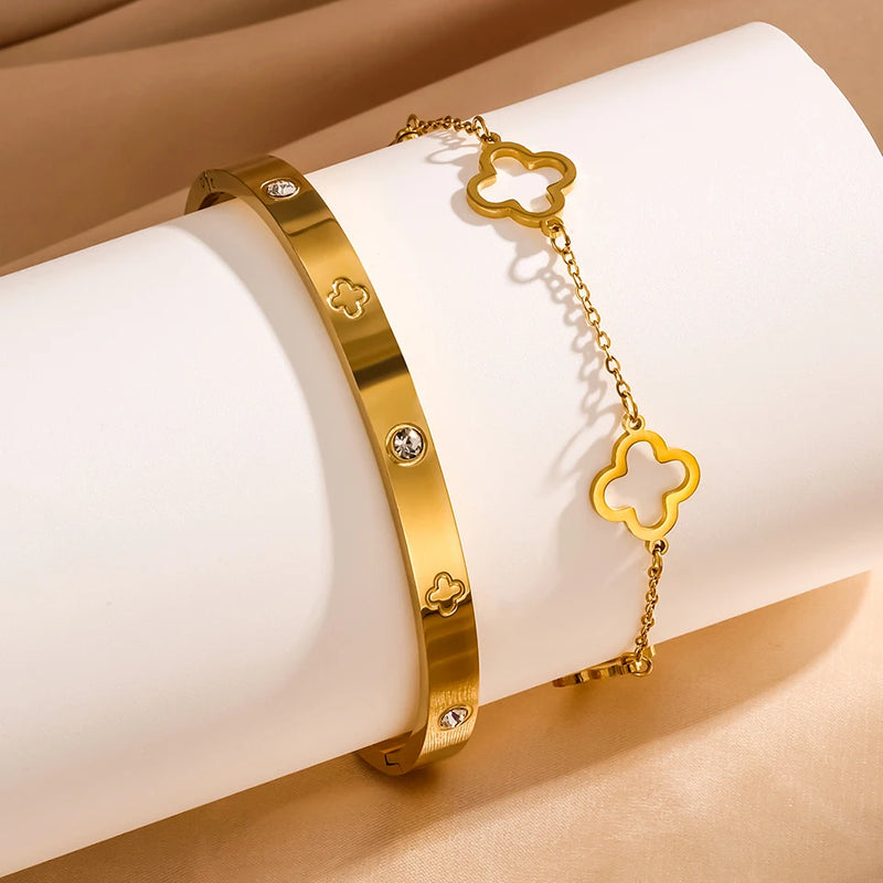 Conjunto com 2 Pulseiras Femininas em Aço Inoxidável Dourado, Design Lucky Clover com Detalhes em Cristal