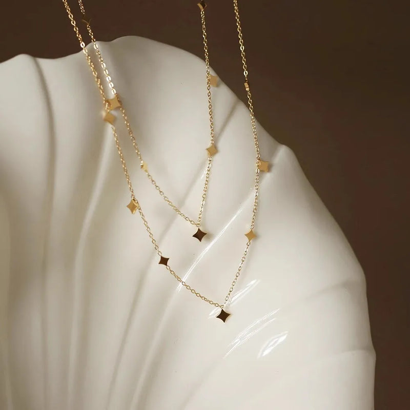 Colar Gargantilha com Corações Empilhados em Aço Inoxidável Dourado, Minimalismo e Elegância Feminina
