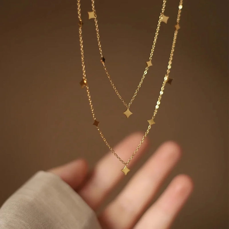 Colar Gargantilha com Corações Empilhados em Aço Inoxidável Dourado, Minimalismo e Elegância Feminina