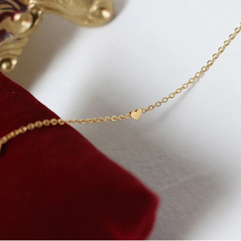 Colar Gargantilha com Corações Empilhados em Aço Inoxidável Dourado, Minimalismo e Elegância Feminina
