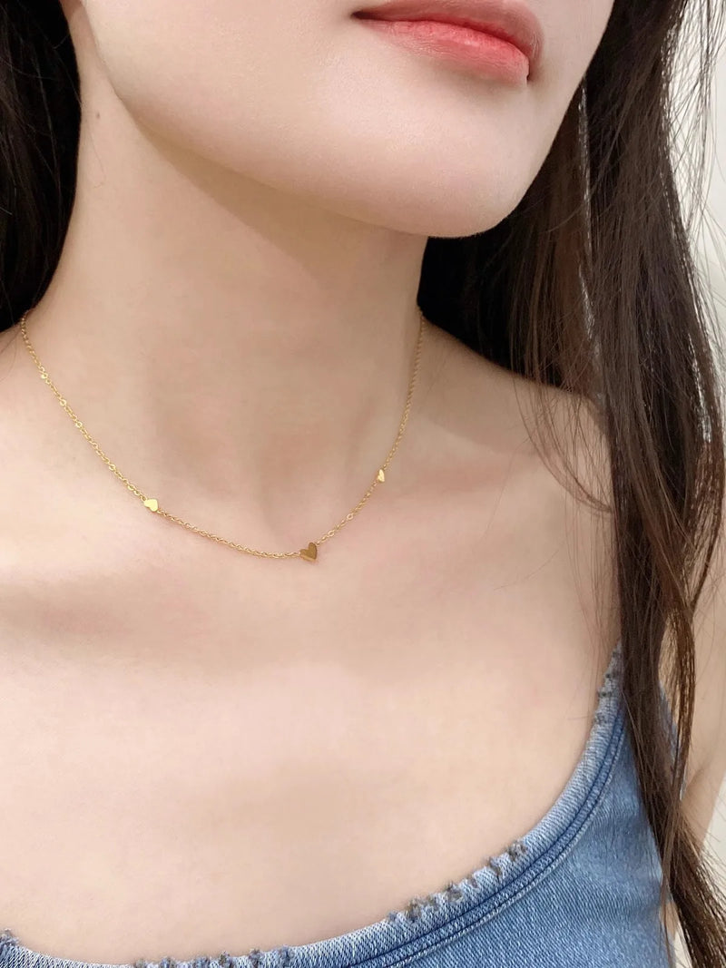 Colar Gargantilha com Corações Empilhados em Aço Inoxidável Dourado, Minimalismo e Elegância Feminina