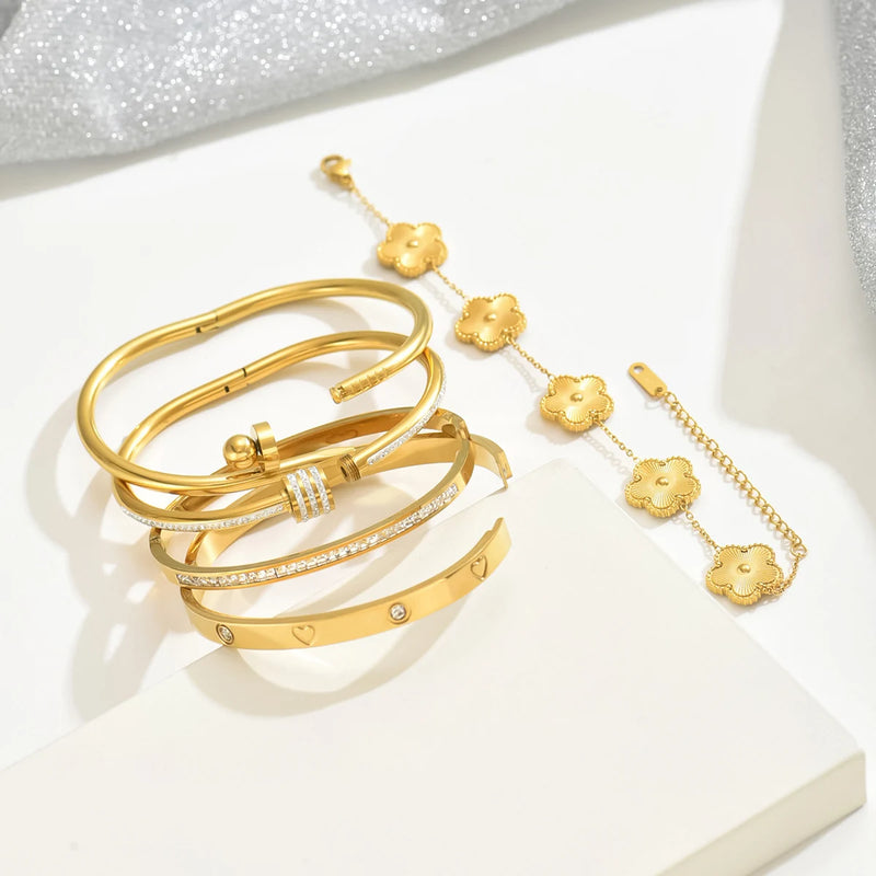 Pulseira Feminina Trevo de Quatro Folhas em Aço Inoxidável Dourado com Cristais, Estilo Clássico e Sofisticado