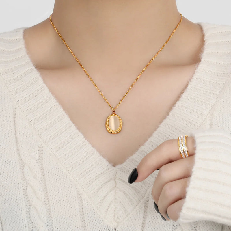 Colar Gargantilha com Corações Empilhados em Aço Inoxidável Dourado, Minimalismo e Elegância Feminina