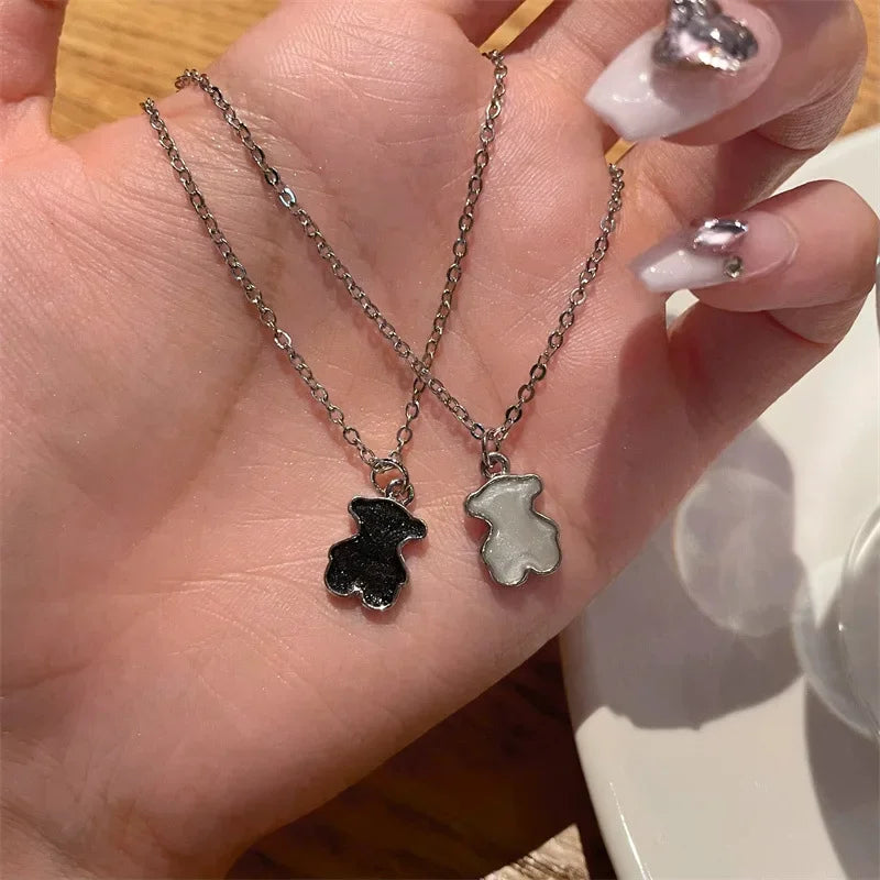 Colar Feminino com Pingente de Urso, Design Exclusivo e Toque Moderno de Luxo Leve e Versátil