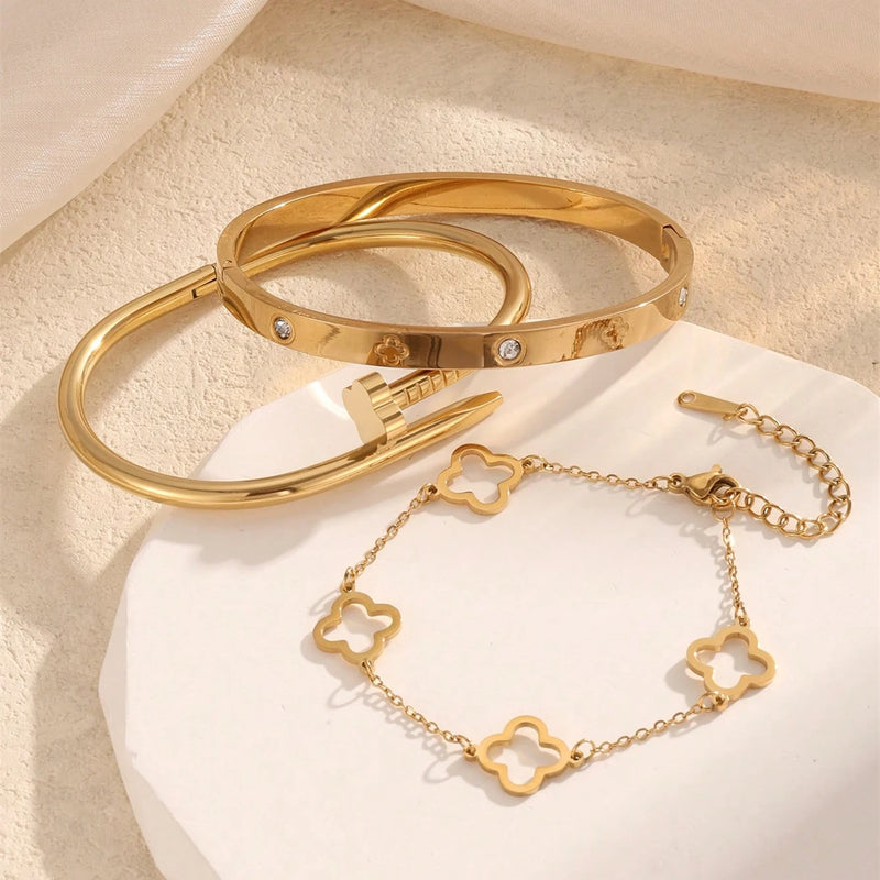 Conjunto com 2 Pulseiras Femininas em Aço Inoxidável Dourado, Design Lucky Clover com Detalhes em Cristal