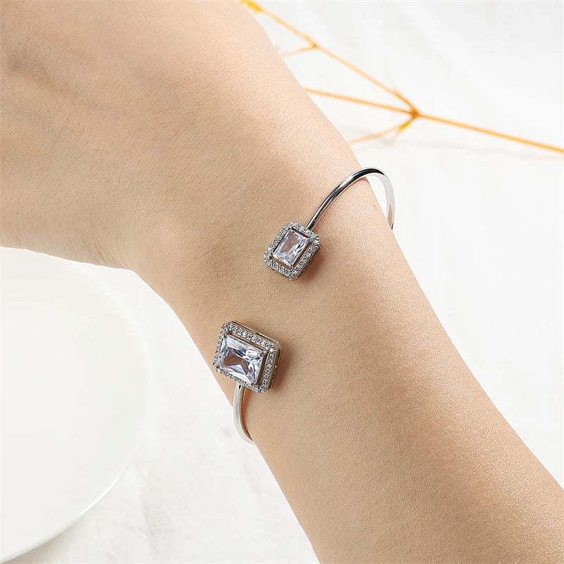 Pulseira Feminina de Luxo em Cobre Dourado com Zircônia Cúbica, Design Geométrico Sofisticado