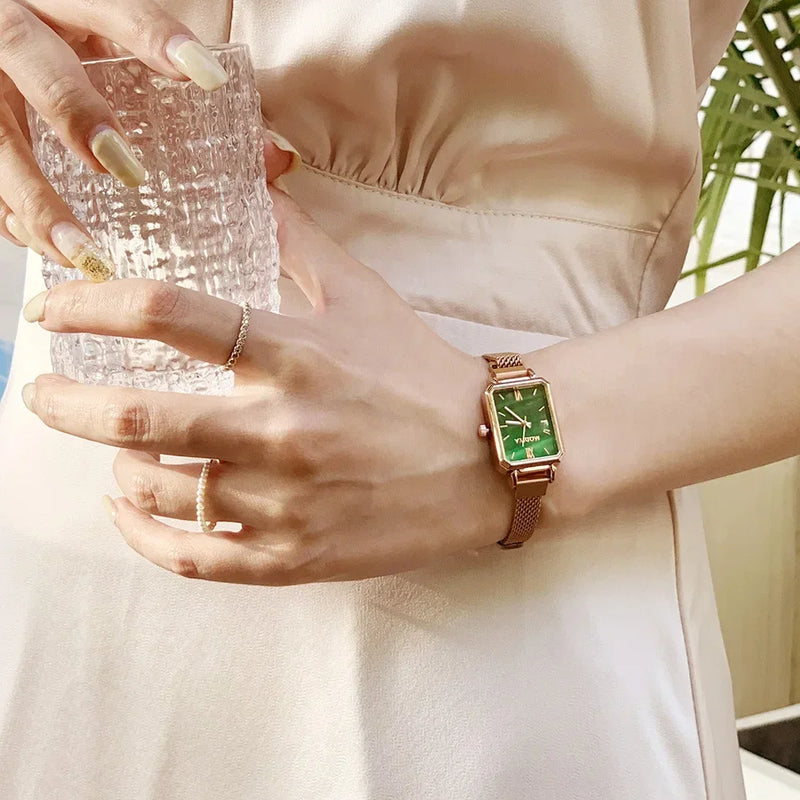 Relógio Feminino Retangular Luxo com Pulseira Magnética em Aço Inox, Mostrador Verde com Detalhes em Rosa Ouro