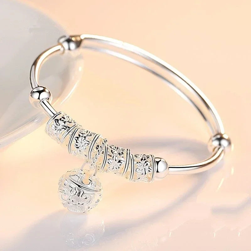 Pulseira Feminina de Charme com Pingentes, Design Boho Chic em Estilo Manguito com Sino Decorativo