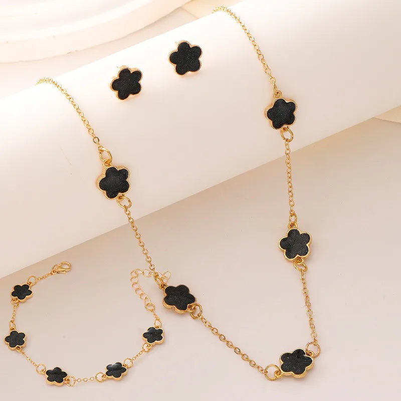Conjunto Elegante com Colar, Brincos e Pulseira em Design de Trevo para Brilhar em Qualquer Ocasião