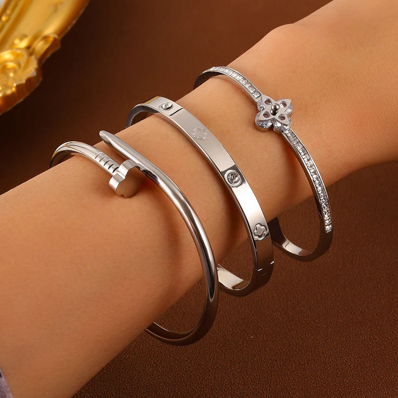 Conjunto com 2 Pulseiras Femininas em Aço Inoxidável Dourado, Design Lucky Clover com Detalhes em Cristal