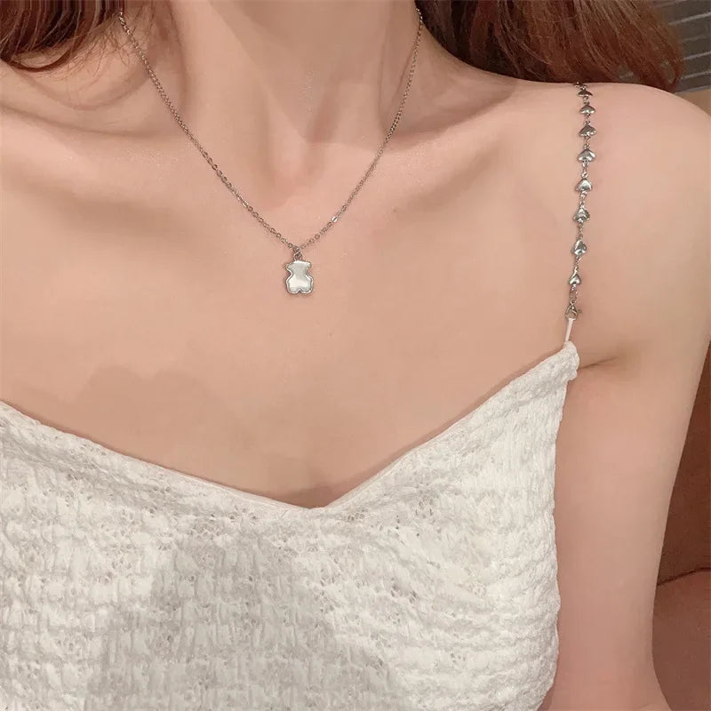 Colar Feminino com Pingente de Urso, Design Exclusivo e Toque Moderno de Luxo Leve e Versátil