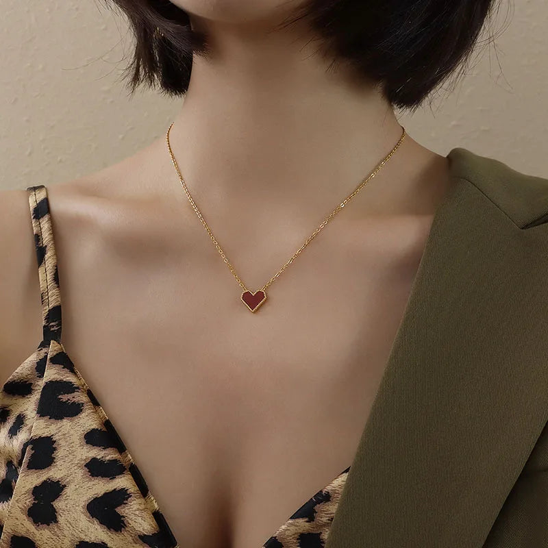 Colar Gargantilha com Corações Empilhados em Aço Inoxidável Dourado, Minimalismo e Elegância Feminina