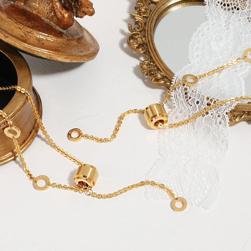 Colar Gargantilha com Corações Empilhados em Aço Inoxidável Dourado, Minimalismo e Elegância Feminina