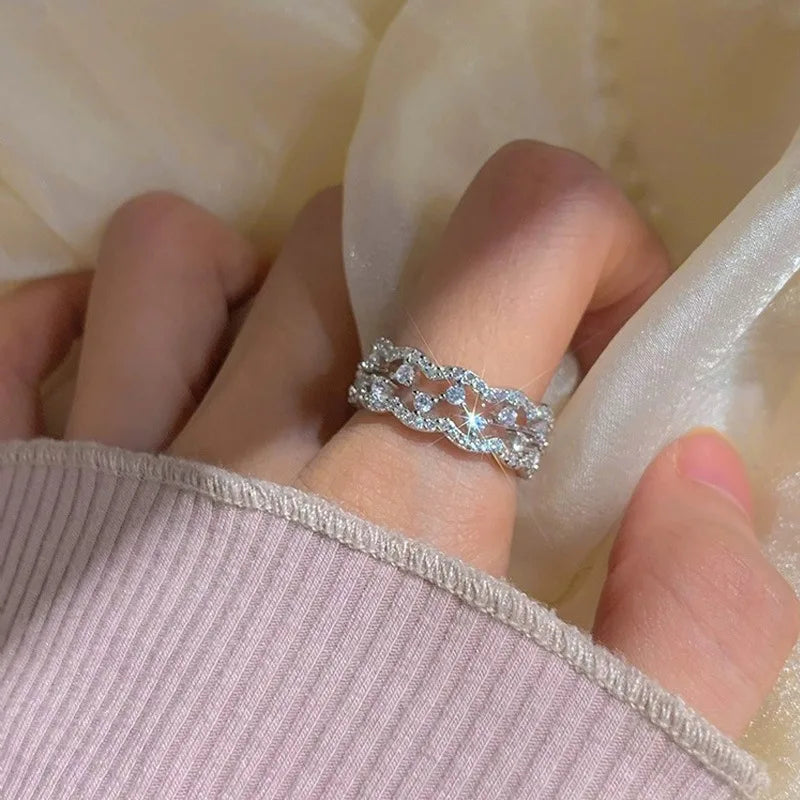 Anel Feminino em Prata 925 Banhado a Ouro Branco com Moissanite Eternity, Luxo Clássico para Casamentos e Aniversários