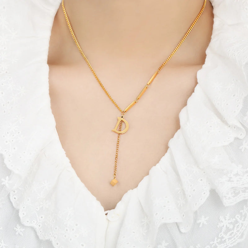 Colar Gargantilha com Corações Empilhados em Aço Inoxidável Dourado, Minimalismo e Elegância Feminina