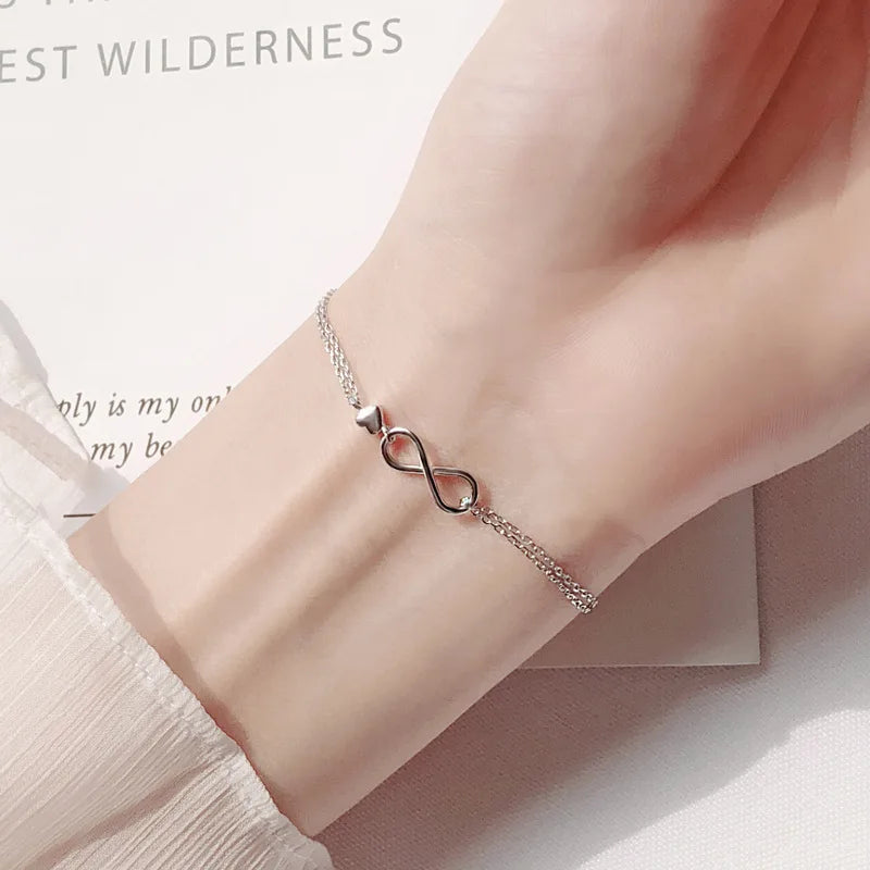 Pulseira Feminina em Prata 925 com Borboletas Cravejadas, Design Romântico e Ajustável para Datas Especiais