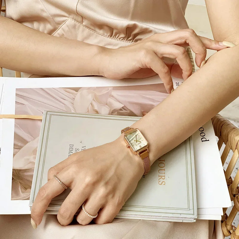 Relógio Feminino Retangular Luxo com Pulseira Magnética em Aço Inox, Mostrador Verde com Detalhes em Rosa Ouro