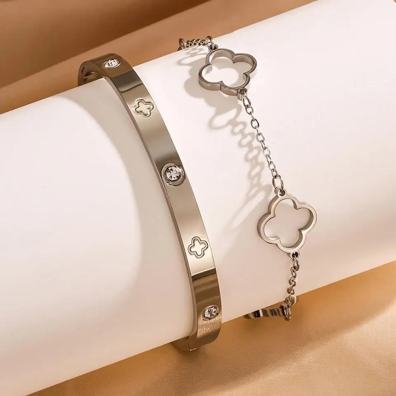 Conjunto com 2 Pulseiras Femininas em Aço Inoxidável Dourado, Design Lucky Clover com Detalhes em Cristal