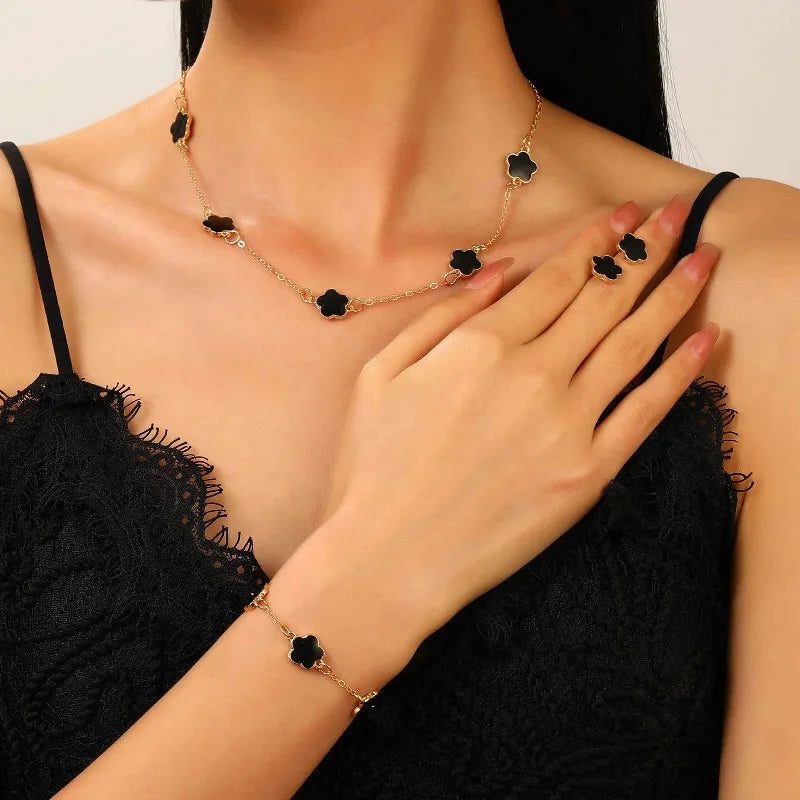 Conjunto Elegante com Colar, Brincos e Pulseira em Design de Trevo para Brilhar em Qualquer Ocasião