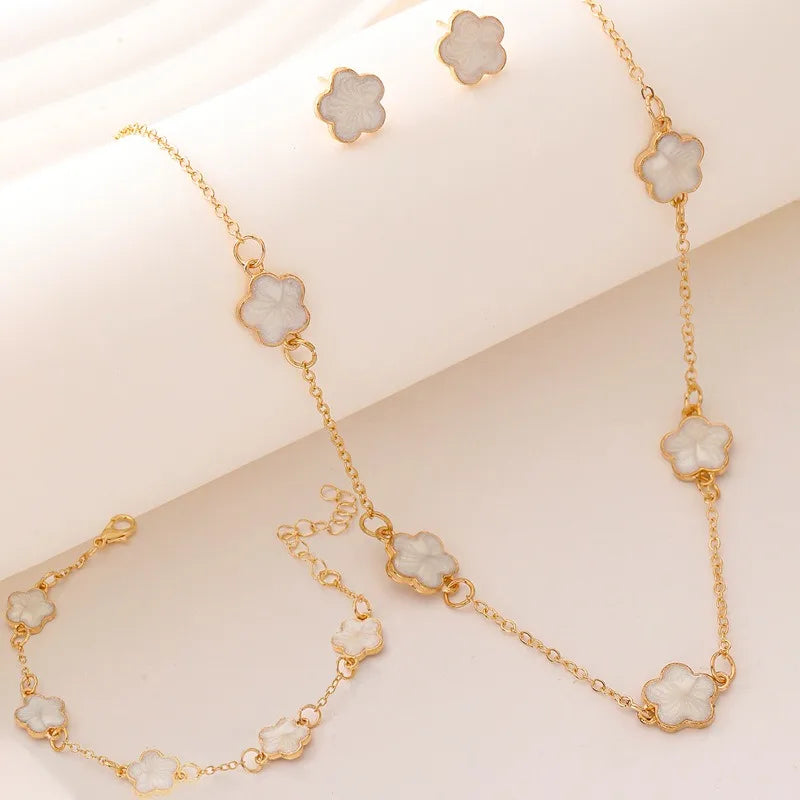 Conjunto Elegante com Colar, Brincos e Pulseira em Design de Trevo para Brilhar em Qualquer Ocasião