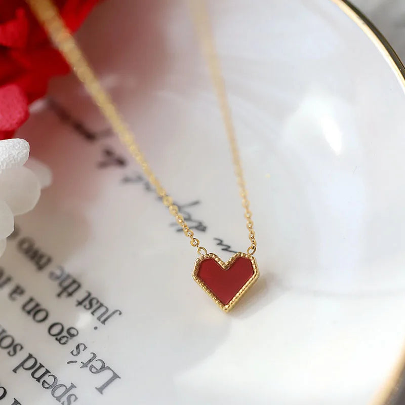 Colar Gargantilha com Corações Empilhados em Aço Inoxidável Dourado, Minimalismo e Elegância Feminina