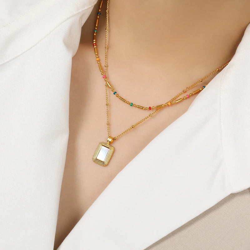 Colar Gargantilha com Corações Empilhados em Aço Inoxidável Dourado, Minimalismo e Elegância Feminina