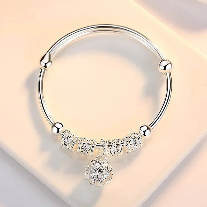 Pulseira Feminina de Charme com Pingentes, Design Boho Chic em Estilo Manguito com Sino Decorativo