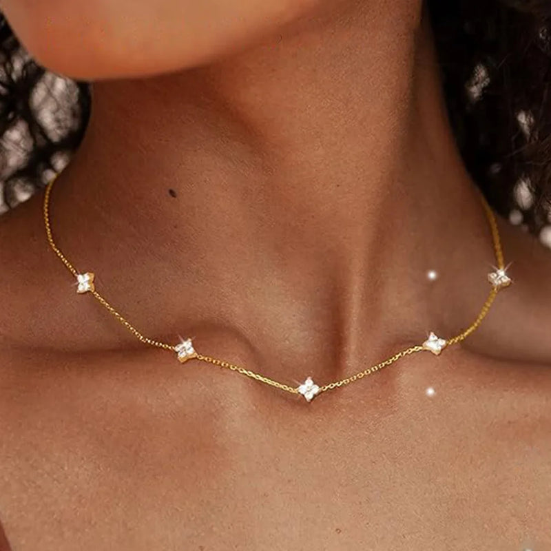 Colar Feminino em Aço Inoxidável com Pingente Trevo de Quatro Folhas, Elegância e Sorte em Uma Joia