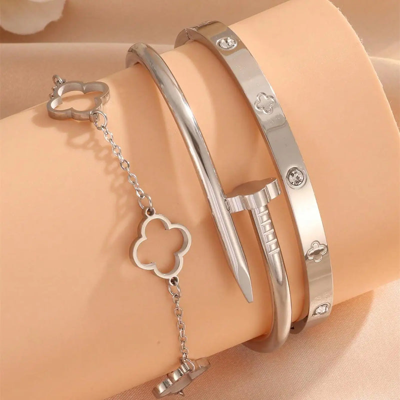 Conjunto com 2 Pulseiras Femininas em Aço Inoxidável Dourado, Design Lucky Clover com Detalhes em Cristal