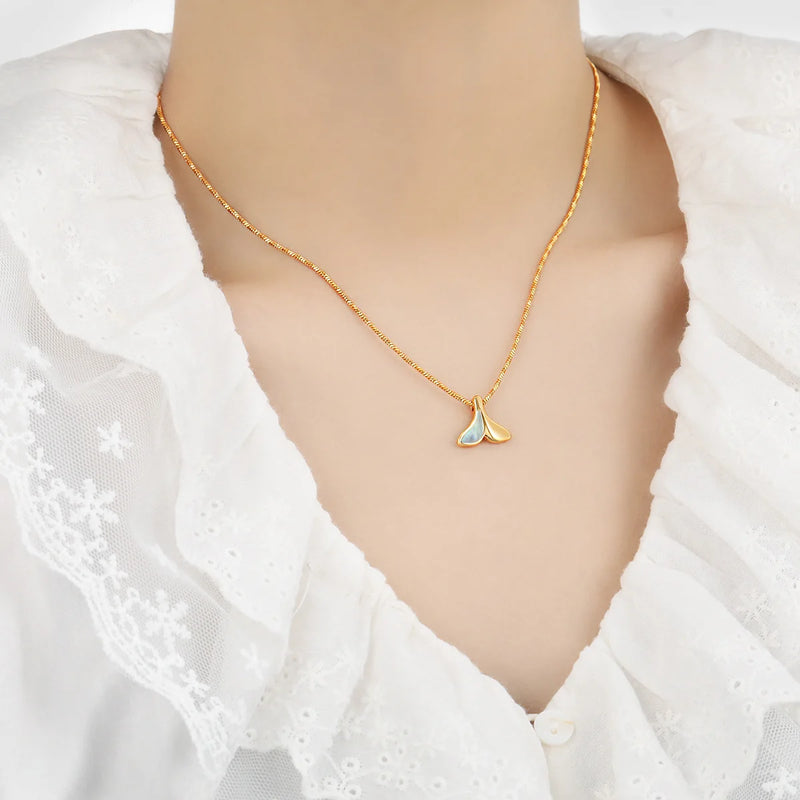 Colar Gargantilha com Corações Empilhados em Aço Inoxidável Dourado, Minimalismo e Elegância Feminina