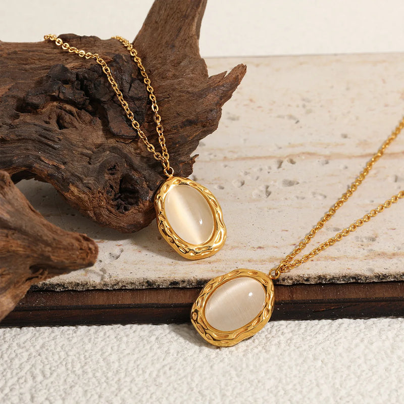 Colar Gargantilha com Corações Empilhados em Aço Inoxidável Dourado, Minimalismo e Elegância Feminina