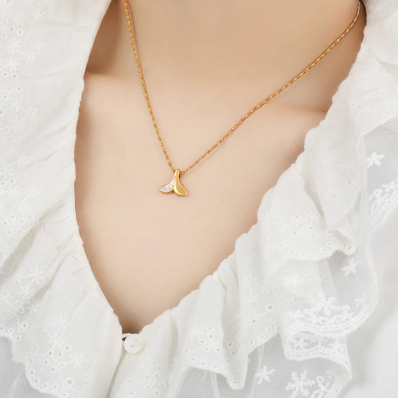 Colar Gargantilha com Corações Empilhados em Aço Inoxidável Dourado, Minimalismo e Elegância Feminina