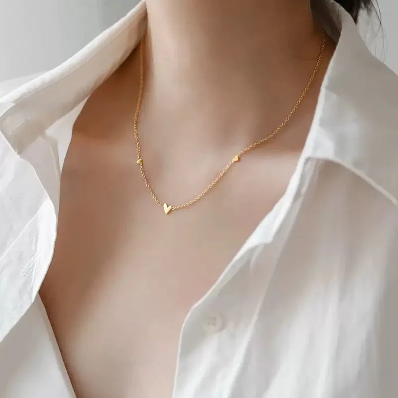 Colar Gargantilha com Corações Empilhados em Aço Inoxidável Dourado, Minimalismo e Elegância Feminina