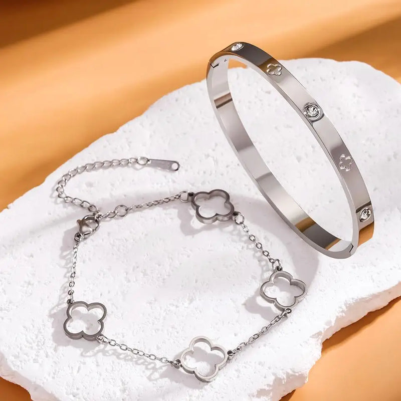 Conjunto com 2 Pulseiras Femininas em Aço Inoxidável Dourado, Design Lucky Clover com Detalhes em Cristal