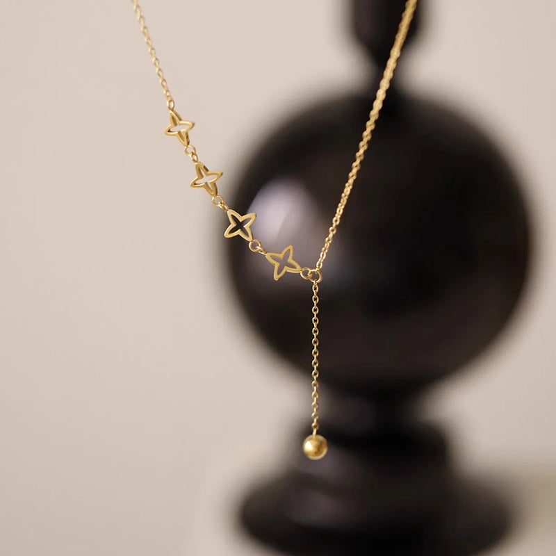 Colar Gargantilha com Corações Empilhados em Aço Inoxidável Dourado, Minimalismo e Elegância Feminina
