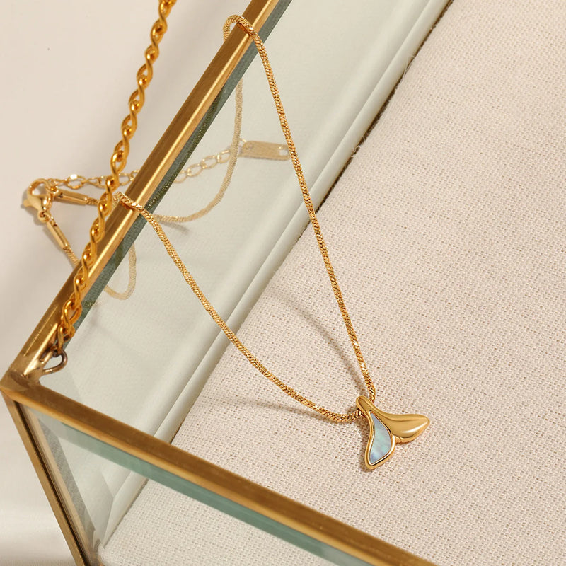 Colar Gargantilha com Corações Empilhados em Aço Inoxidável Dourado, Minimalismo e Elegância Feminina