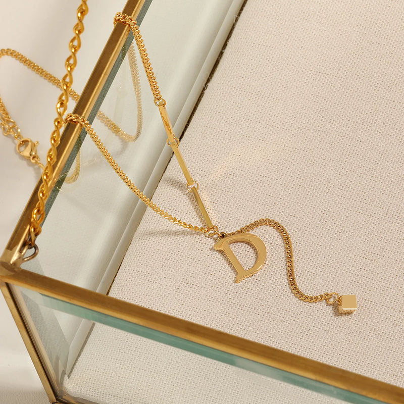 Colar Gargantilha com Corações Empilhados em Aço Inoxidável Dourado, Minimalismo e Elegância Feminina