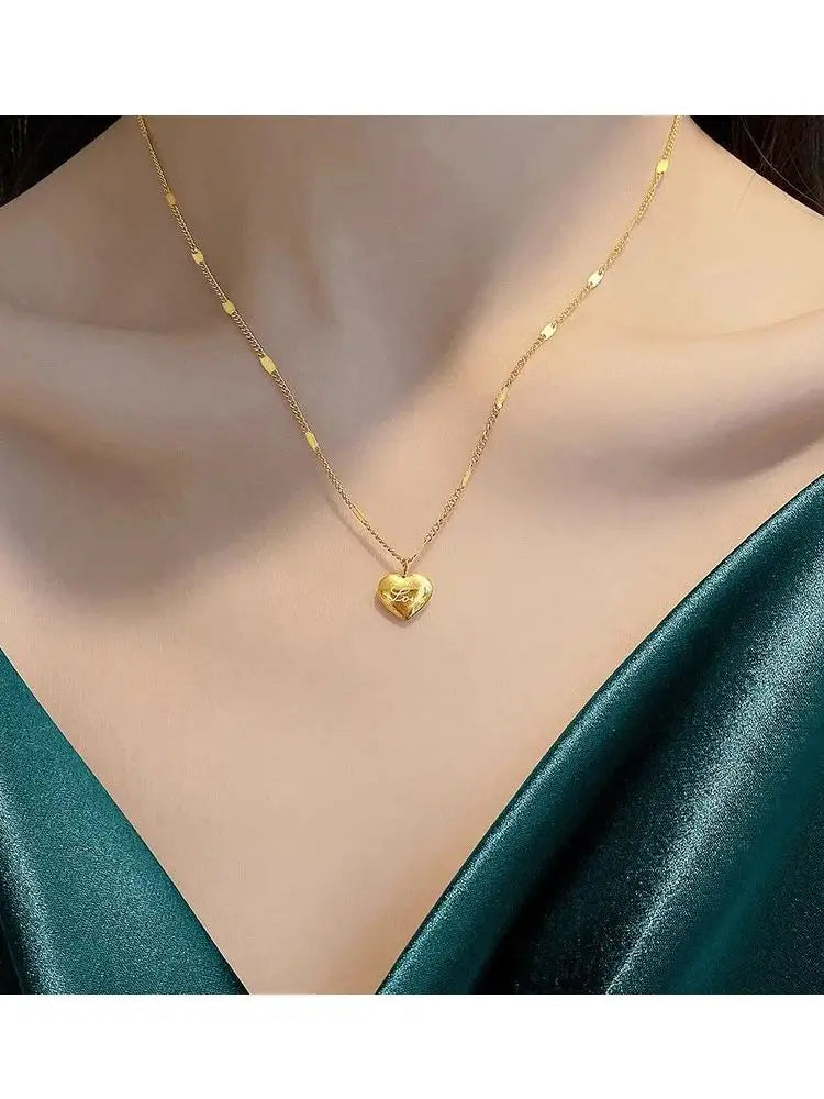 Colar Gargantilha com Corações Empilhados em Aço Inoxidável Dourado, Minimalismo e Elegância Feminina