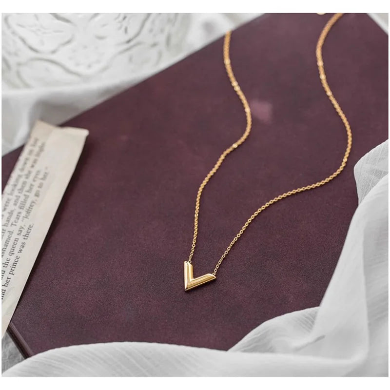 Colar Gargantilha com Corações Empilhados em Aço Inoxidável Dourado, Minimalismo e Elegância Feminina