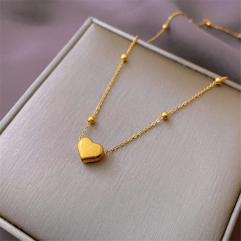 Colar Gargantilha com Corações Empilhados em Aço Inoxidável Dourado, Minimalismo e Elegância Feminina