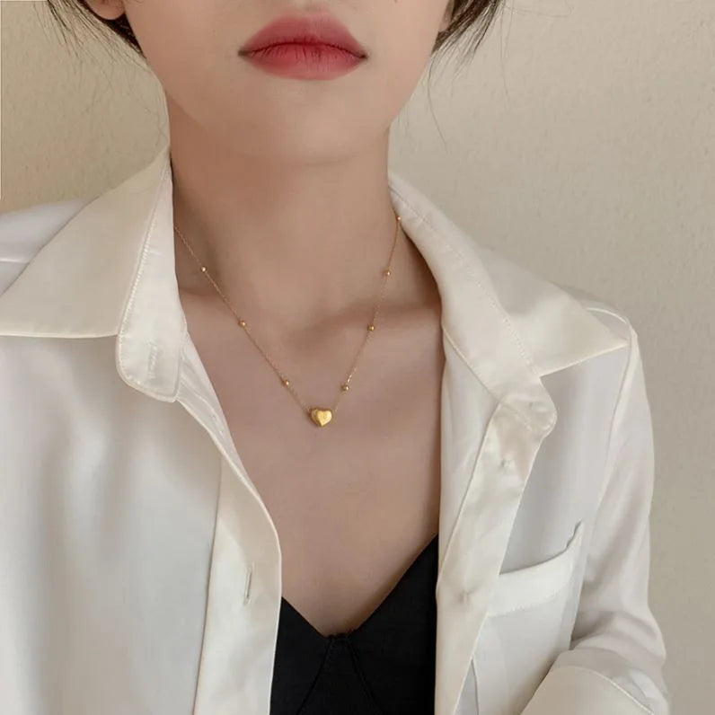 Colar Gargantilha com Corações Empilhados em Aço Inoxidável Dourado, Minimalismo e Elegância Feminina