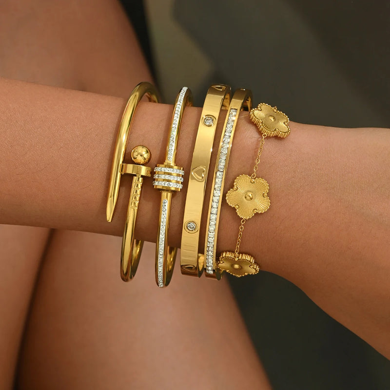Pulseira Feminina Trevo de Quatro Folhas em Aço Inoxidável Dourado com Cristais, Estilo Clássico e Sofisticado