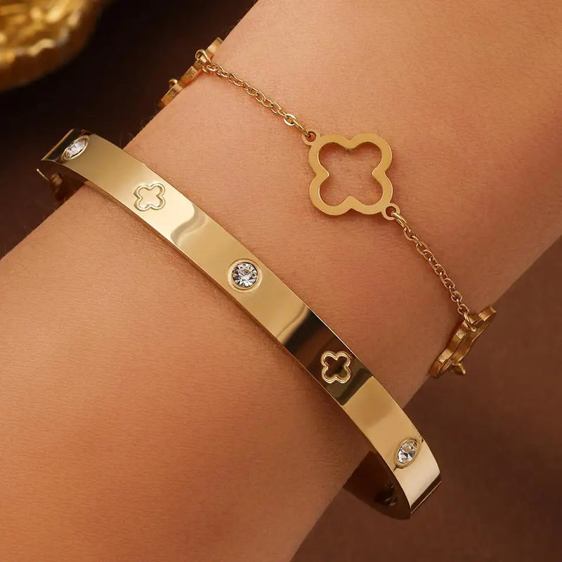 Conjunto com 2 Pulseiras Femininas em Aço Inoxidável Dourado, Design Lucky Clover com Detalhes em Cristal