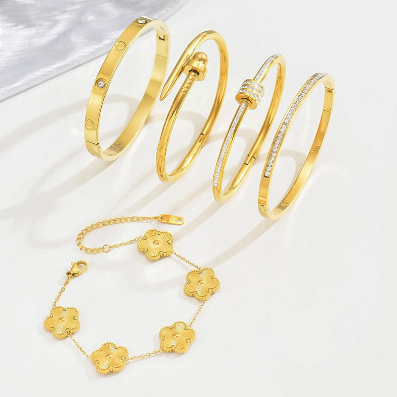 Pulseira Feminina Trevo de Quatro Folhas em Aço Inoxidável Dourado com Cristais, Estilo Clássico e Sofisticado