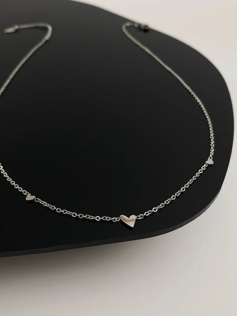 Colar Gargantilha com Corações Empilhados em Aço Inoxidável Dourado, Minimalismo e Elegância Feminina