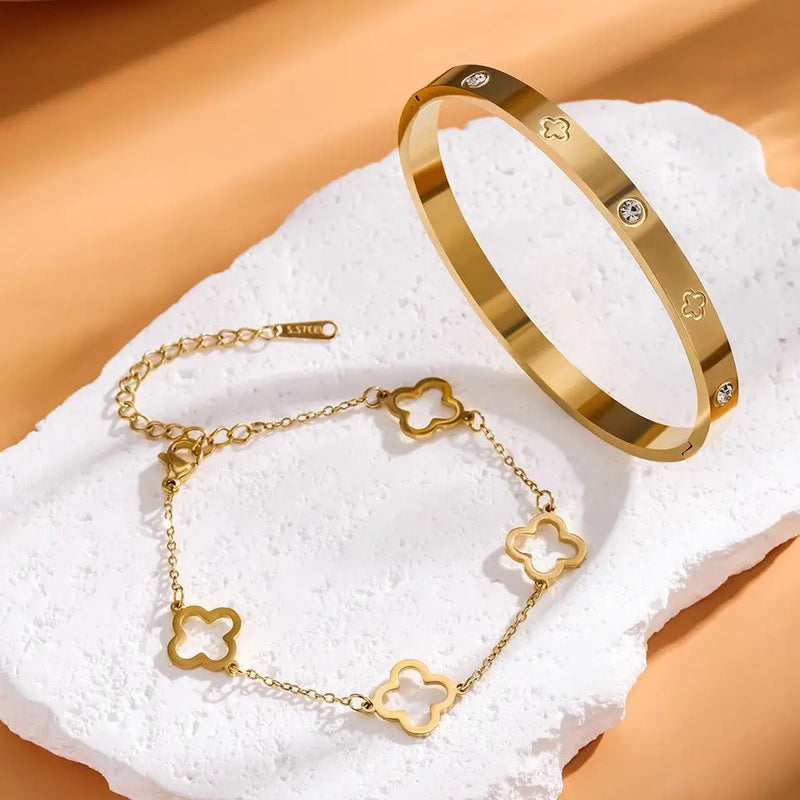 Conjunto com 2 Pulseiras Femininas em Aço Inoxidável Dourado, Design Lucky Clover com Detalhes em Cristal