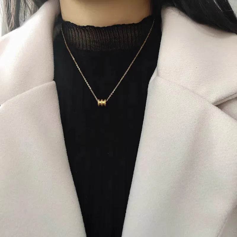 Colar Gargantilha com Corações Empilhados em Aço Inoxidável Dourado, Minimalismo e Elegância Feminina