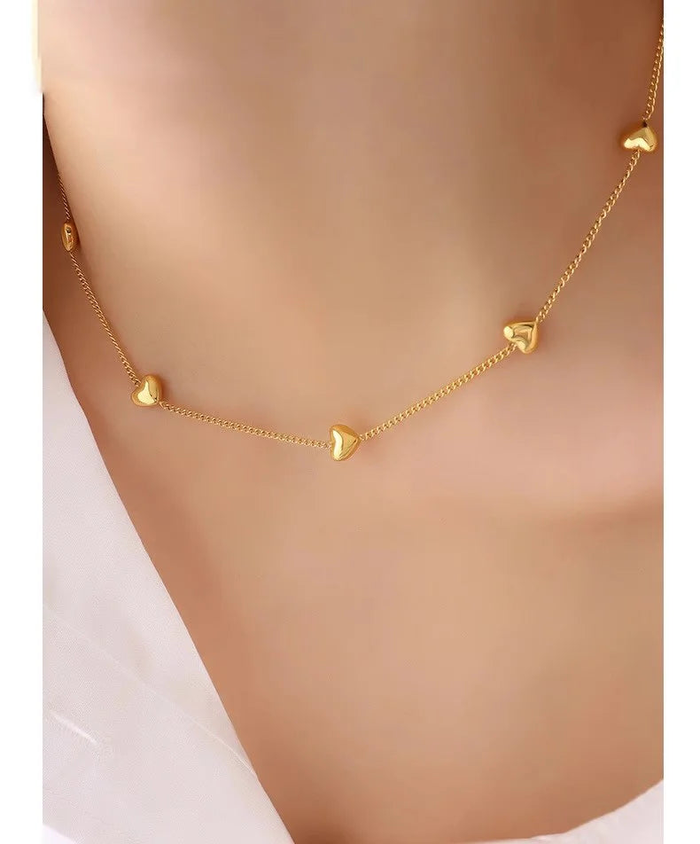 Colar Gargantilha com Corações Empilhados em Aço Inoxidável Dourado, Minimalismo e Elegância Feminina