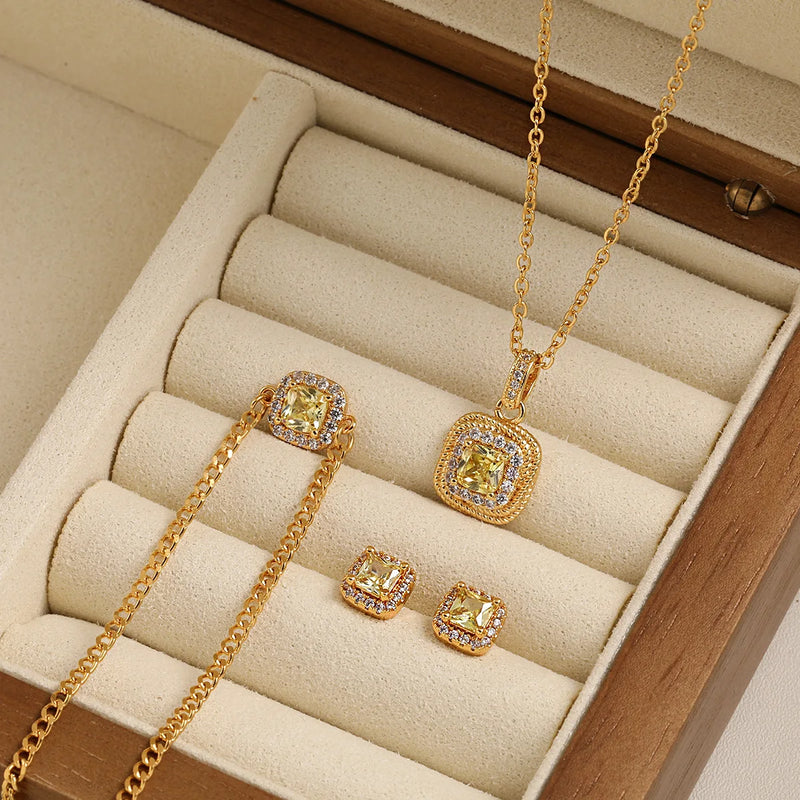 Colar Gargantilha com Corações Empilhados em Aço Inoxidável Dourado, Minimalismo e Elegância Feminina